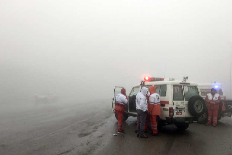在 Moj 通讯社提供的这张照片中，救援队于 2024 年 5 月 19 日星期日在伊朗西北部瓦尔扎甘发生伊朗总统易卜拉欣·莱西 (Ebrahim Raisi) 乘坐的直升机的事故现场附近。（Azin Haghighi，Moj 通讯社，美联社）