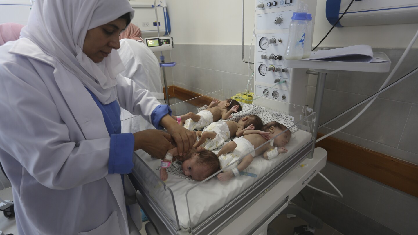 War between Israel and Hamas: Evacuation of premature babies from the main hospital in Gaza to Egypt