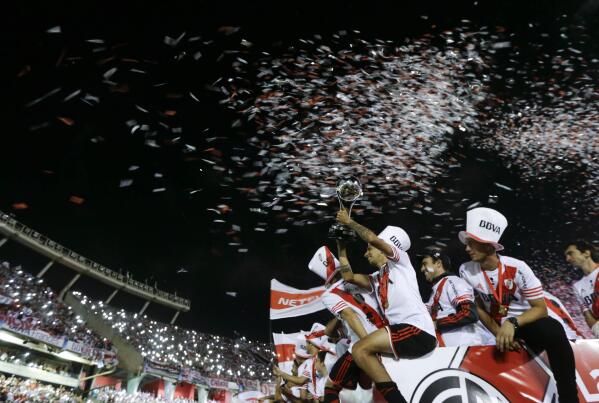 Los jugadores de River Plate festejan la obtención de la Copa Sudamericana, el miércoles 10 de diciembre de 2014, luego de imponerse al Atlético Nacional de Medellín en el cotejo de vuelta de la final (AP Foto/Natacha Pisarenko)