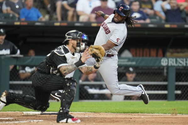 White Sox' Yasmani Grandal says Score report that he slapped