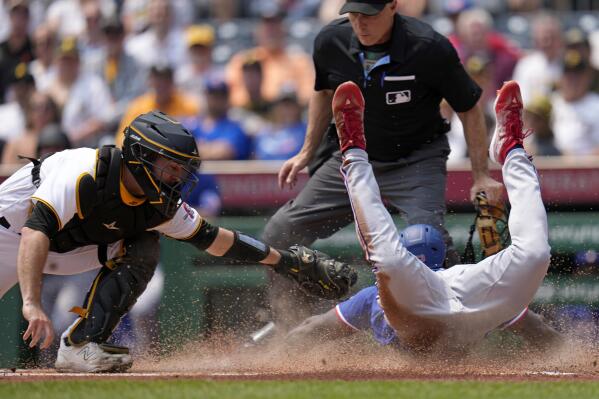 Pittsburgh Pirates' Jason Bay, right, talks with manager John