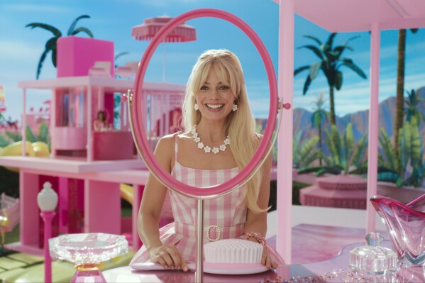 Questa immagine rilasciata dalla Warner Bros. Pictures mostra Margot Robbie in una scena di "Barbie".  (Warner Bros. Pictures tramite AP)