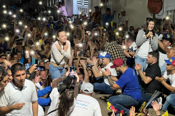 la líder opositora venezolana, María Corina Machado, se dirige a sus seguidores en un mitin en Sabana de Mendoza, Venezuela, el 8 de mayo de 2024. (AP Foto/Regina García Cano)
