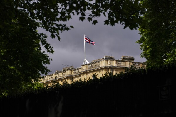 Cờ Liên hiệp Anh tung bay trên đỉnh Tòa nhà Lancaster, trong cuộc hội đàm giữa Hoa Kỳ và Trung Quốc, tại London, thứ Ba, ngày 10 tháng 6 năm 2025. (Ảnh AP/Alberto Pezzali)