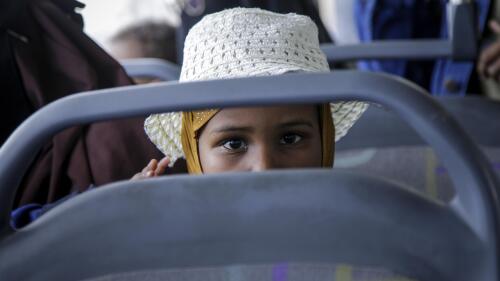 Somalier, die vor dem Konflikt im Sudan geflohen sind, sitzen in einem Bus, nachdem sie am Sonntag, 30. April 2023, am Flughafen in Mogadischu, Somalia, zu Hause angekommen sind. 148 somalische Staatsangehörige, überwiegend Studenten, die vor der Gewalt im Sudan geflohen sind, kamen am Sonntag mit dem Flugzeug aus der äthiopischen Hauptstadt Addis Abeba nach Hause zurück, nachdem sie von der somalischen Regierung eine Landreise aus dem Sudan über Äthiopien durchgeführt hatten.  (AP Photo/Farah Abdi Warsameh)