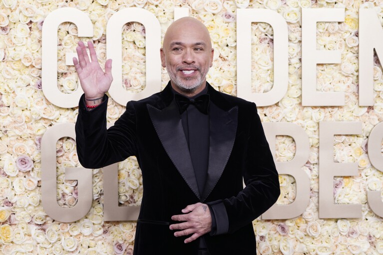El presentador Joe Coy asiste a la 81ª edición de los Golden Globe Awards en el Beverly Hilton de Beverly Hills, California, el domingo 7 de enero de 2024.  (Foto: Jordan Strauss/Invision/AP)