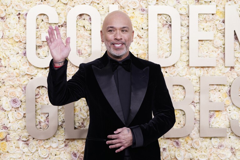 L'animatrice Jo Koy arrive à la 81e cérémonie des Golden Globe Awards, le dimanche 7 janvier 2024, au Beverly Hilton de Beverly Hills, en Californie (Photo de Jordan Strauss/Invision/AP)