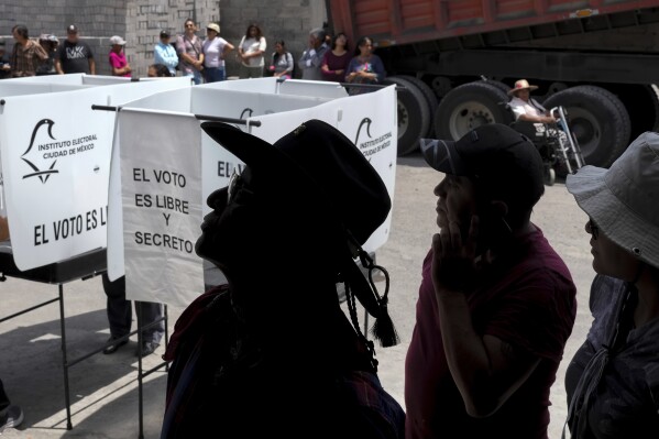Los votantes hacen fila mientras esperan su turno para emitir su voto, durante las elecciones generales en la Ciudad de México, el domingo 2 de junio de 2024. (Foto AP/Matías Delacroix)