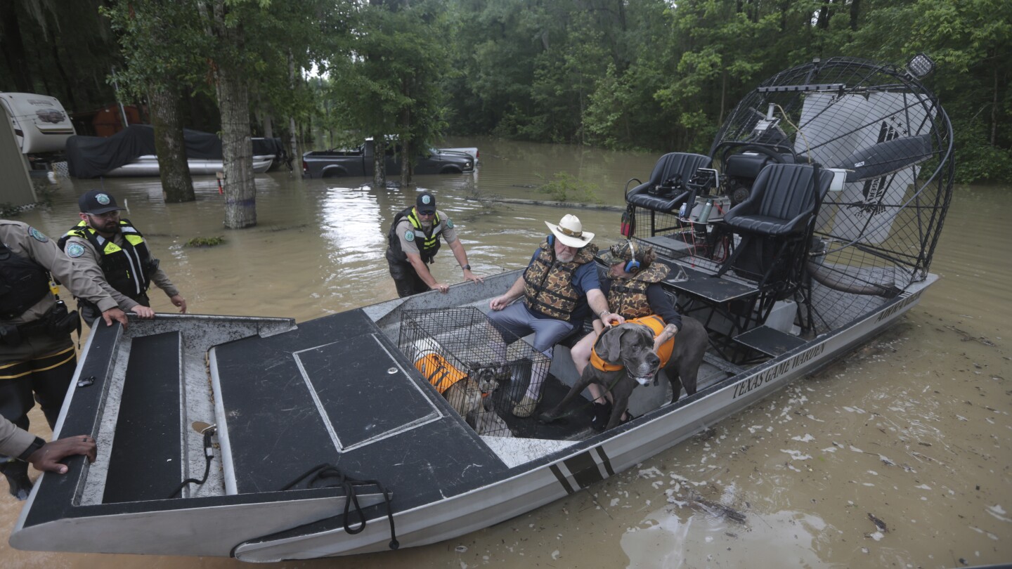 Стотици спасени от наводненията в Тексас, тъй като прогнозите изискват още дъждове и покачване на водата