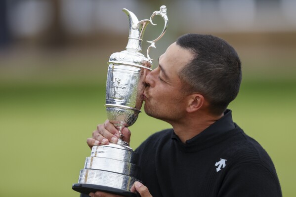 Xander Schauffele of the United States kisses the Claret Jug trophy after winning the British Open Golf Championships at Royal Troon golf club in Troon, Scotland, Sunday, July 21, 2024. (ĢӰԺ Photo/Peter Morrison)