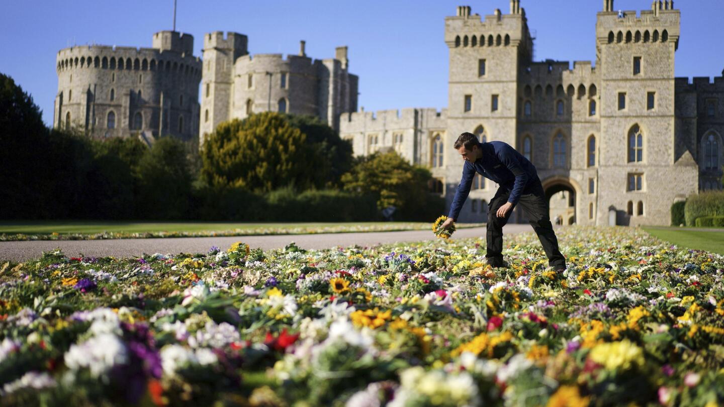 Live updates: Will and Kate’s older kids attending funeral
