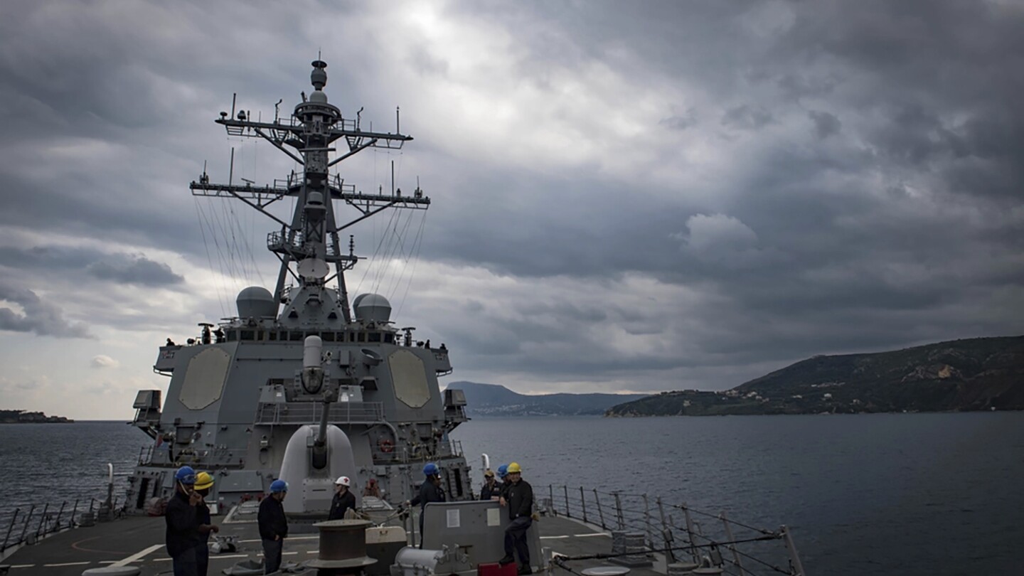 Pentagons paziņoja, ka Sarkanajā jūrā uzbruka ASV flotes karakuģim un vairākiem tirdzniecības kuģiem