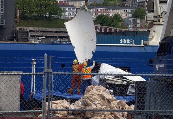 Afståelse Lydig Forstærker Ship carrying debris from Titan submersible returns to Newfoundland port |  AP News