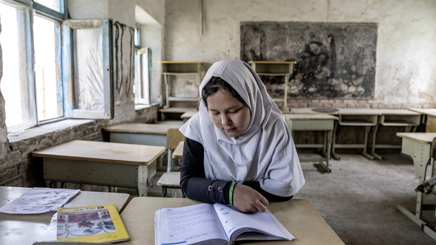 ИСЛАМАБАД (AP) — Учебната година в Афганистан започна в сряда,
