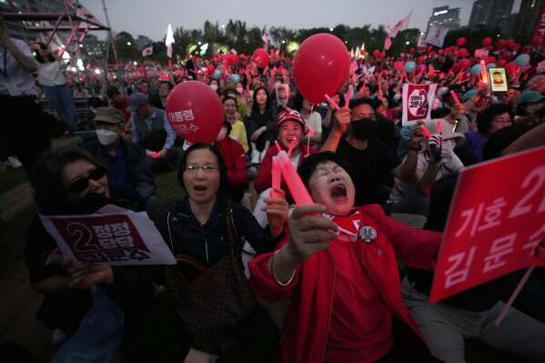 Supporters of Kim Moon Soo, presidential candidate with the People Power Party, attend his election campaign rally in Seoul, South Korea, late Monday, June 2, 2025. (AP Photo/Ahn Young-joon)