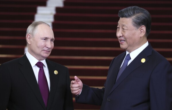DATEI – Der russische Präsident Wladimir Putin (links) und der chinesische Präsident Xi Jinping unterhalten sich während ihres Treffens am Rande des Belt and Road-Forums in Peking, China, am Dienstag, 17. Oktober 2023. (Sergey Savostyanov, Sputnik, Kremlin Pool Photo über AP, Datei)