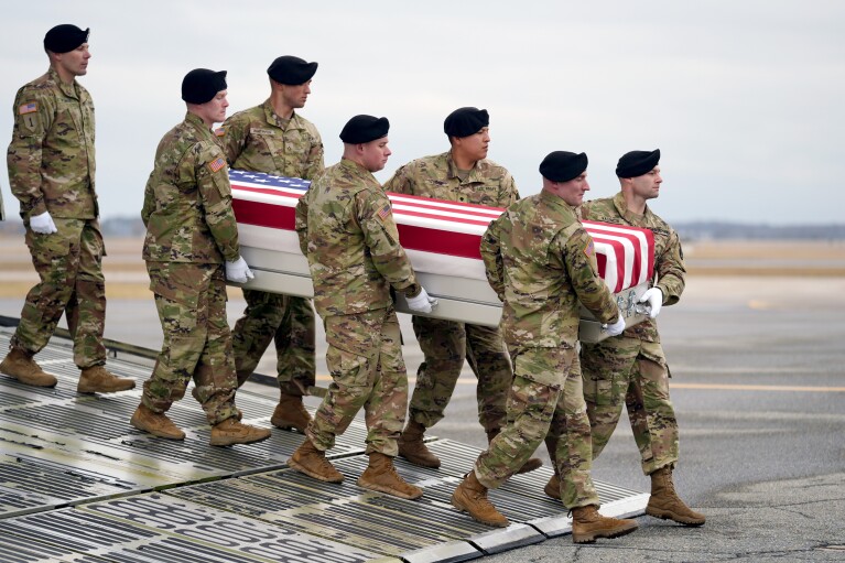 Армейски транспортен екип премества транспортния сандък, съдържащ останките на сержант от армията на САЩ.  Кенеди Ладон Сандърс, 24, от Уейкрос, Джорджия, във военновъздушната база Довър, Делауеър, петък, 2 февруари 2024 г. Сандърс беше убит при нападение с дрон в Йордания на 28 януари.  (AP Photo/Мат Рурк)