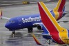 ARQUIVO - Um avião da Southwest Airlines chega ao Aeroporto Internacional Sky Harbor em Phoenix em 28 de dezembro de 2022. A Southwest Airlines pagará uma multa de US$ 35 milhões como parte de um acordo de US$ 140 milhões para resolver uma investigação federal sobre um desastre em dezembro passado, quando a companhia aérea cancelou Milhares de voos e mais de dois milhões de passageiros ficaram retidos durante as férias.  (Foto AP / Matt York, arquivo)