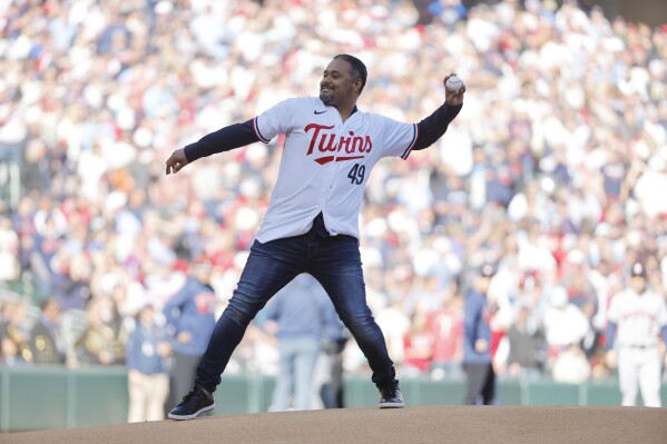 Santana dons López jersey as former and current Twins pitchers share  pregame moment at mound