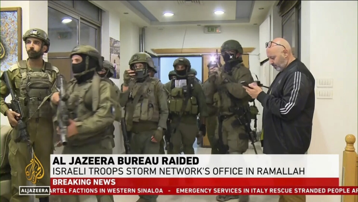 Në foto: forcat pushtuese izraelite duke bastisur zyrën e Al Jazeera në Ramallah në Bregun Perëndimornë shtator 2024.