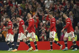 Los jugadores del Manchester United celebran el gol de Bruno Fernandes en la victoria 3-0 ante Brentford en la Liga Premier, el lunes 2 de mayo de 2022. (AP Photo/Jon Super)