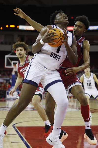 Great Osobor, de Utah State, dispara contra Leo Colimerio, de Fresno State, durante la primera mitad de un partido de baloncesto universitario de la NCAA en Fresno, California, el martes 27 de febrero de 2024. (Foto AP/Gary Kazanjian)