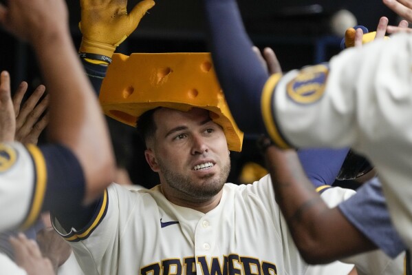 Caratini's tiebreaking HR pushes Brewers past Cubs Wisconsin News