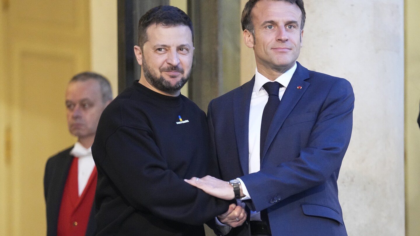 Francja i Ukraina podpisują w Paryżu w obecności prezydenta Zełenskiego porozumienie o bezpieczeństwie