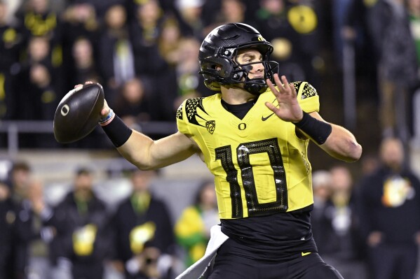 Oregon quarterback Bo Nix throws a pass against Southern California during the first half of an NCAA college football game Saturday, Nov. 11, 2023, in Eugene, Ore. (AP Photo/Andy Nelson)