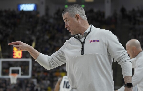 El entrenador de Boise State, Leon Rice, le grita a un árbitro durante la primera mitad del partido de baloncesto universitario de la NCAA del equipo contra Utah State el sábado 10 de febrero de 2024 en Logan, Utah.  (Eli Lucero/The Herald Journal vía AP)