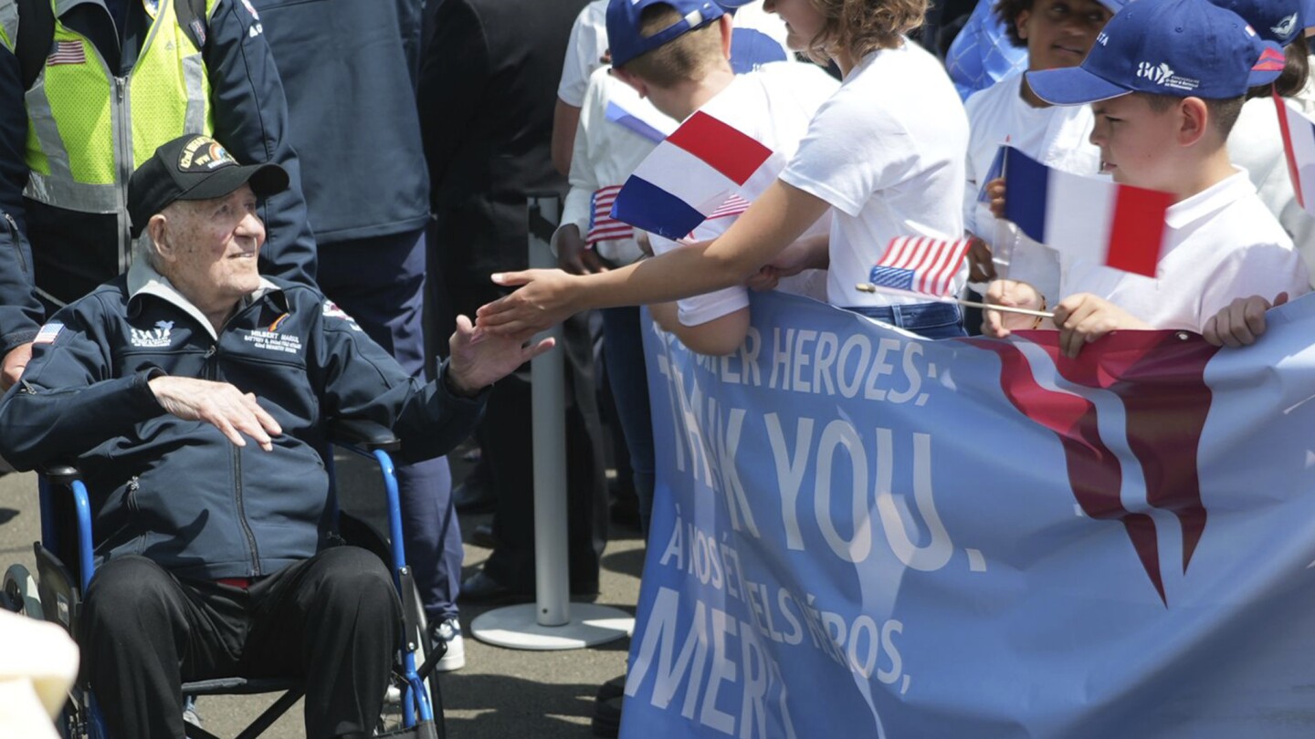 Френските деца приветстват ветераните от Деня D като герои, докато пристигат в Нормандия за юбилейни събития