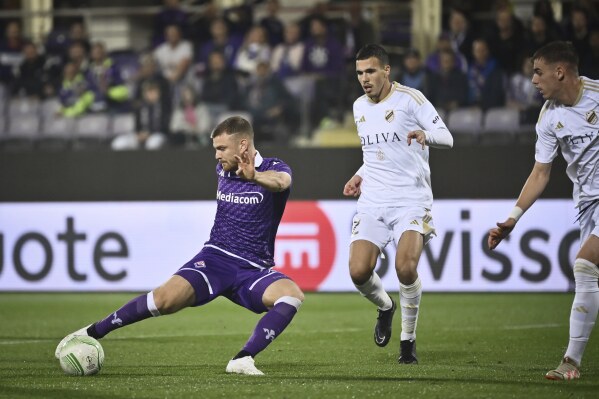 Fiorentina's Lucas Beltran, left, in action during the Europa Conference League group F soccer match between Fiorentina and Cukaricki at the Artemio Franchi Stadium in Florence, Italy, Thursday, Oct. 26, 2023. (Massimo Paolone/LaPresse via AP)