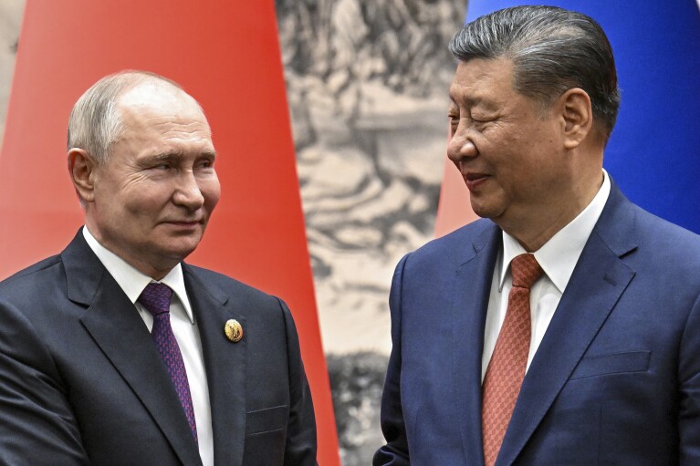 ΑΡΧΕΙΟ - Ο Κινέζος Πρόεδρος Xi Jinping, δεξιά, και ο Ρώσος Πρόεδρος Βλαντιμίρ Πούτιν κοιτάζονται ο ένας προς τον άλλο καθώς δίνουν τα χέρια πριν από τις συνομιλίες τους στο Πεκίνο, Κίνα, Πέμπτη, 16 Μαΐου 2024. Η Κίνα φαίνεται να κρατά αποστάσεις καθώς η Ρωσία και η Βόρεια Κορέα κινούνται πιο κοντά το ένα στο άλλο μέσω μιας συμφωνίας Μια νέα άμυνα θα μπορούσε να ανατρέψει την ισορροπία δυνάμεων μεταξύ των τριών αυταρχικών κρατών.  (Sergei Bobylev, Sputnik, φωτογραφία από την πισίνα του Κρεμλίνου μέσω AP, αρχείο)