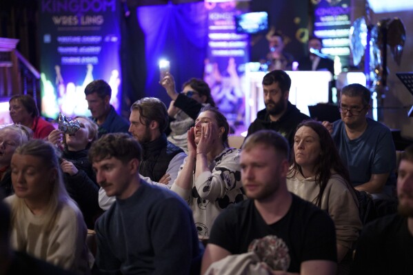 Los espectadores aplauden durante un espectáculo de Kingdom Wrestling en la iglesia de San Pedro en Shipley, el sábado 29 de marzo de 2025. (Foto AP/Jon Super)