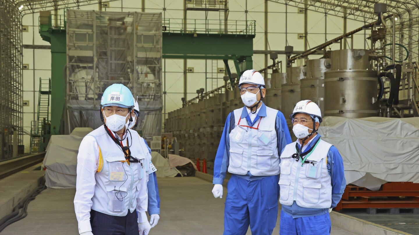 日本の岸田氏が福島工場を訪問、処理水の放出開始前に安全性を強調