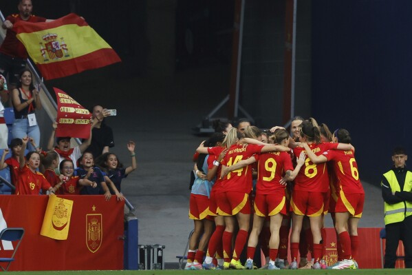 Spain's players celebrate after Claudia Pina scored her side's second goal against England during the women's Nations League soccer match at the RCD Espanyol Stadium in Barcelona, Spain, Tuesday, June 3, 2025. (AP Photo/Joan Monfort)
