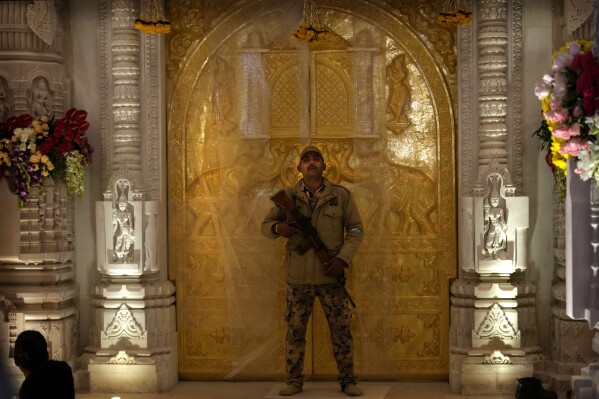 Um guarda de segurança monta guarda do lado de fora do centro do santuário de um templo dedicado ao deus hindu Lord Ram na véspera de sua inauguração, em Ayodhya, Índia, domingo, 21 de janeiro de 2024. (AP Photo/Rajesh Kumar Singh)