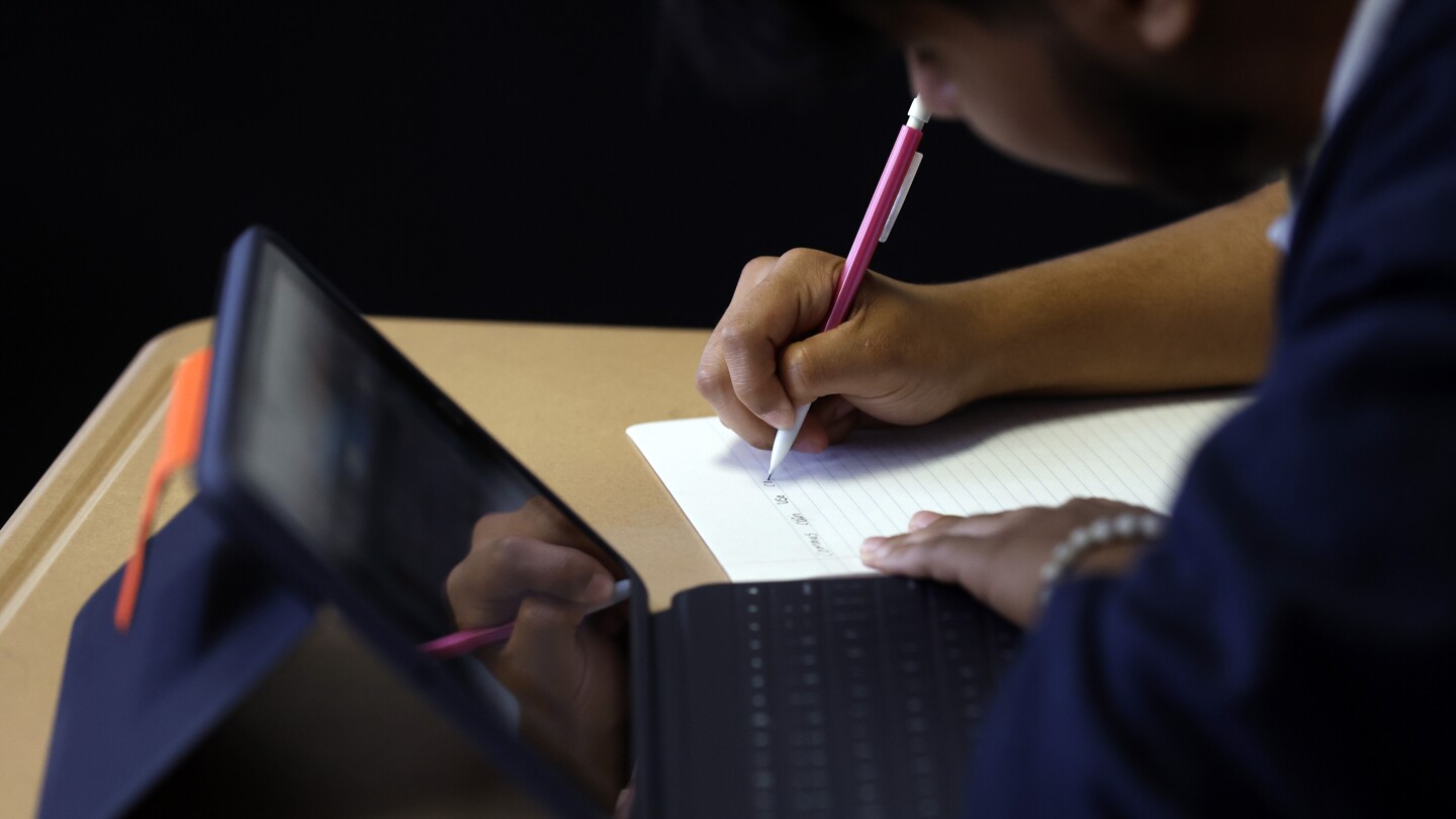 Моливи надолу: SAT стават изцяло дигитални и учениците имат смесени отзиви за новия формат