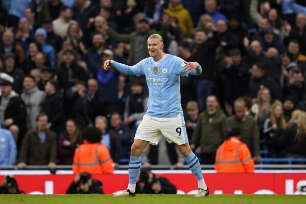 Erling Haaland del Manchester City celebra tras anotar el tercer gol en la victoria 3-1 ante el Manchester United en la Liga Premier, el domingo 3 de marzo de 2024. (AP Foto/Dave Thompson)