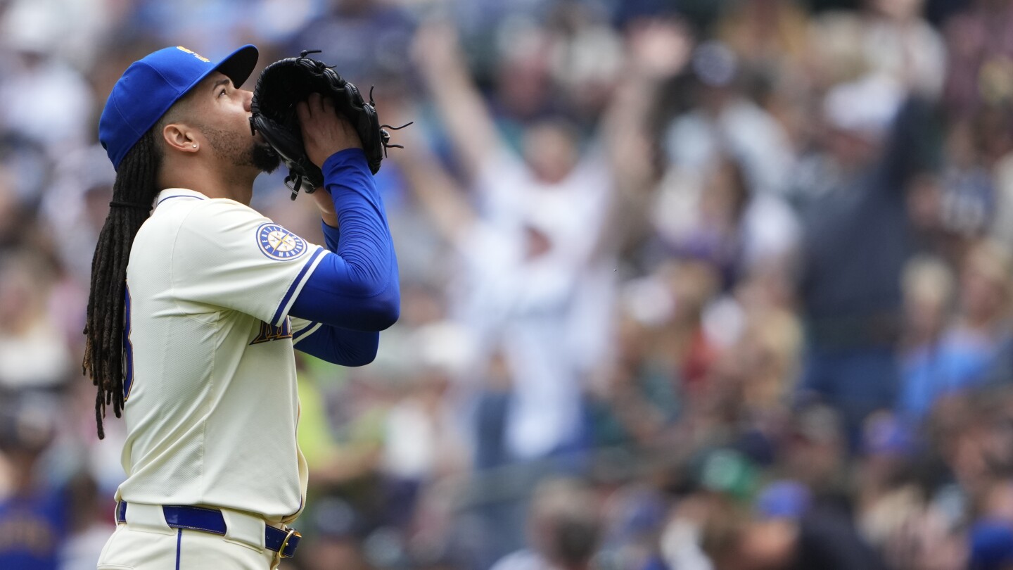 Mariners' Castillo Hits Amid Lineup Shuffle