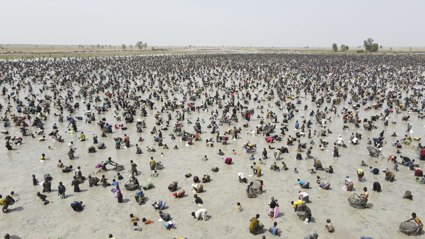 SAN Мали AP — Хиляди рибари държащи конусовидни мрежи стояха