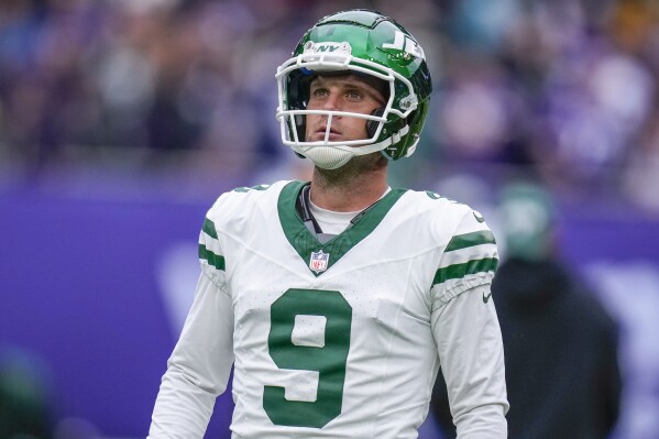 New York Jets place kicker Greg Zuerlein warms up before an NFL football game against the Minnesota Vikings, on Sunday, Oct. 6, 2024, at the Tottenham Hotspur stadium in London. (AP Photo/Kirsty Wigglesworth, File)