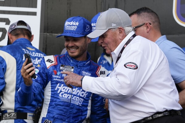 Kyle Larson, front left, walks with Rick Hendric, front right, after Larson won a NASCAR Cup Series auto race at Indianapolis Motor Speedway, Sunday, July 21, 2024, in Indianapolis. (ĢӰԺ Photo/Darron Cummings)