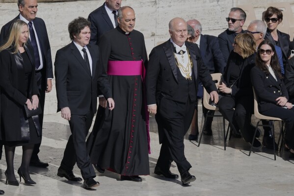 El presidente argentino Javier Milei, tercero desde la izquierda, llega a la Plaza de San Pedro paa el funeral del papa Francisco en el Vaticano el sábado 26 de abril de 2025. (AP Foto/Gregorio Borgia)
