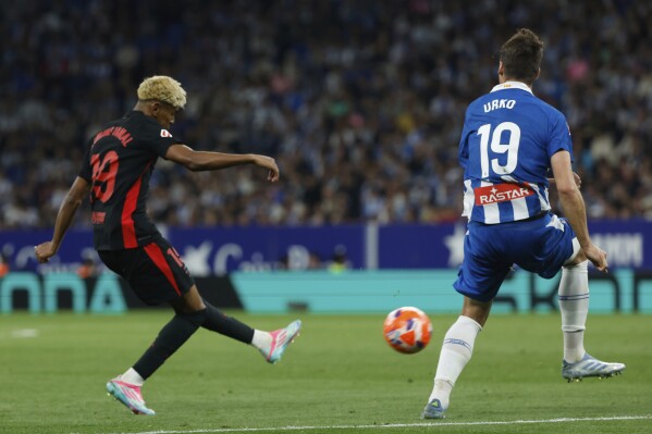 Lamine Yamal del Barcelona intenta un disparo a portería para marcar el primer gol de su equipo durante un partido de la Liga española entre el Barcelona y el Espanyol en el Estadio Olímpico Lluis Companys en Barcelona, ​​España, el jueves 15 de mayo de 2025. (Foto AP/Joan Monfort)