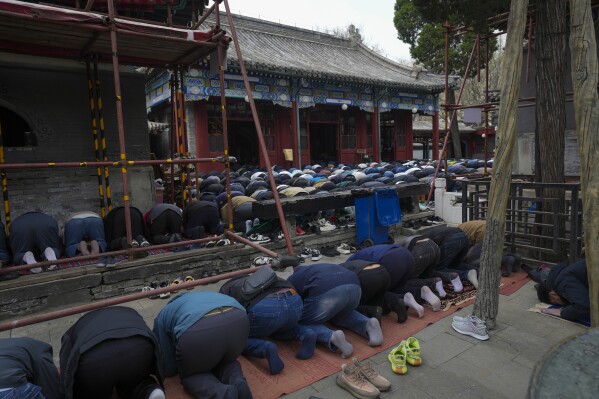 イスラム教徒の男性が2024年4月10日水曜日、中国北京のニュジエモスクで神聖な断食月であるラマダンの終わりを記念するために、イド・アル・フィトルの祈りを捧げています。  （AP写真/Tatan Syuflana）