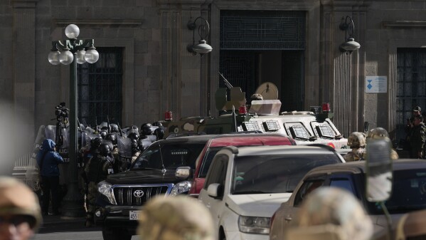 Intento de golpe de Estado en Bolivia: tropas y vehículos blindados se retiran del palacio presidencial