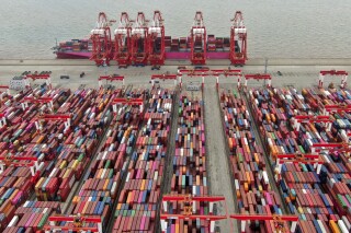 ARCHIVO - El puerto de contenedores de Yangshan se ve en una vista aérea en Shanghái, China, el 10 de julio de 2021. (Chinatopix via AP, Archivo)