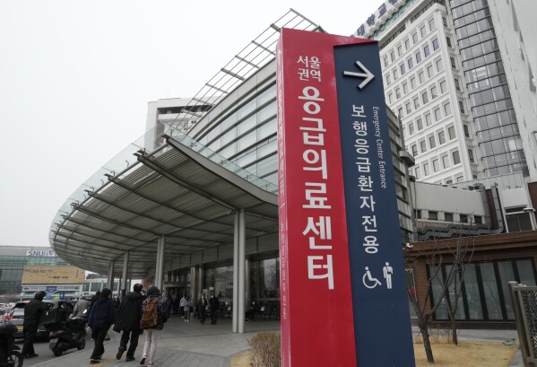 Orang-orang tiba di Rumah Sakit Universitas Nasional Seoul di Seoul, Korea Selatan, Kamis, 29 Februari 2024. Pemerintah Korea Selatan telah mengajukan permohonan terakhir kepada dokter junior untuk mengakhiri pemogokan, dengan beberapa jam tersisa sebelum batas waktu Kamis mengenai ancamannya untuk menunda pekerjaan. .  Izin medis dan penuntutan terhadap pemogok.  (Foto AP/Ahn Young Joon)