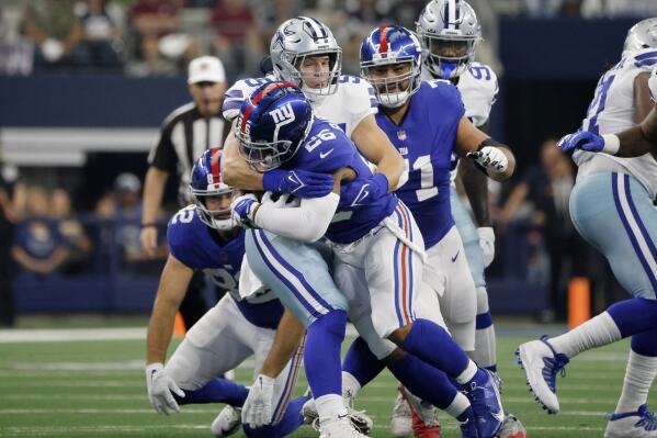 New York Giants quarterback Daniel Jones (8) looks to pass against the  Dallas Cowboys during an NFL football game Monday, Sept. 26, 2022, in East  Rutherford, N.J. (AP Photo/Adam Hunger Stock Photo - Alamy